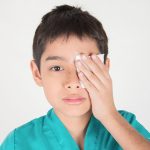 Conheça os principais acidentes com os olhos que podem ocorrer em casa